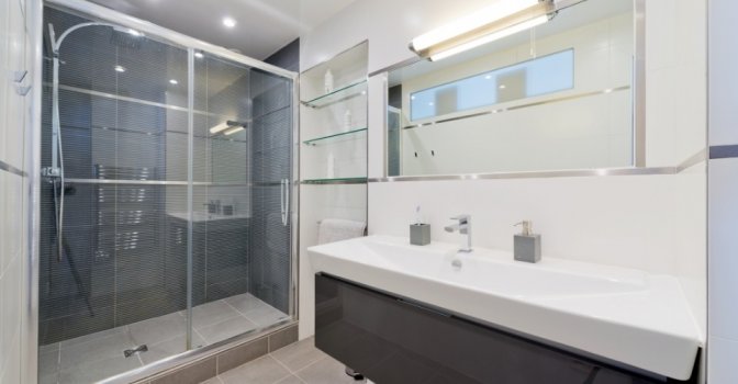 Duży zlew z lustrem